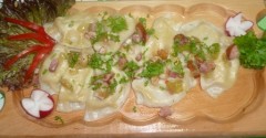 Pierogi ruskie (wyrób własny) z chrupiącymi skwarkami 
i smażoną cebulką